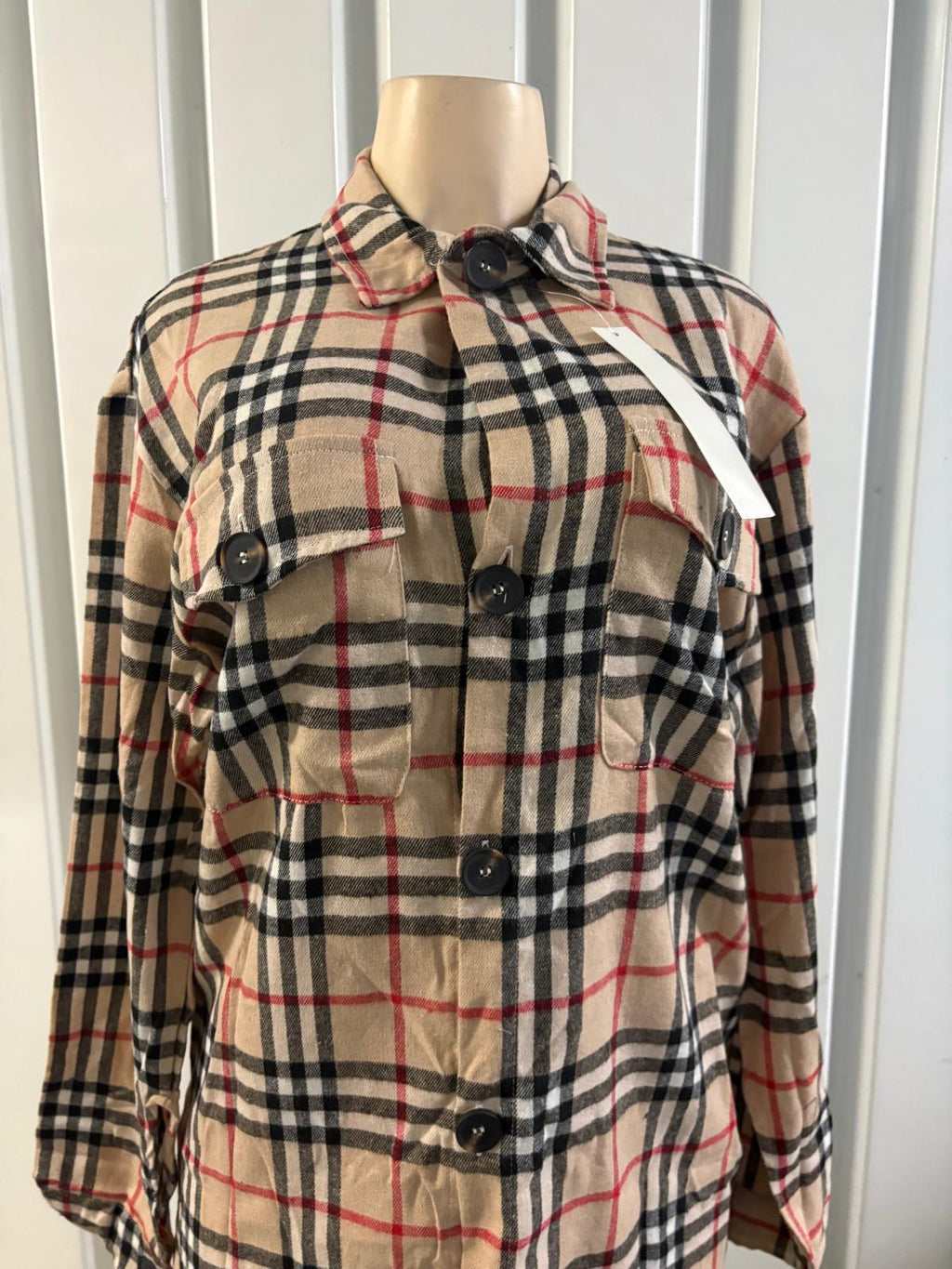 camisa beige con diseño a cuadros para mujer