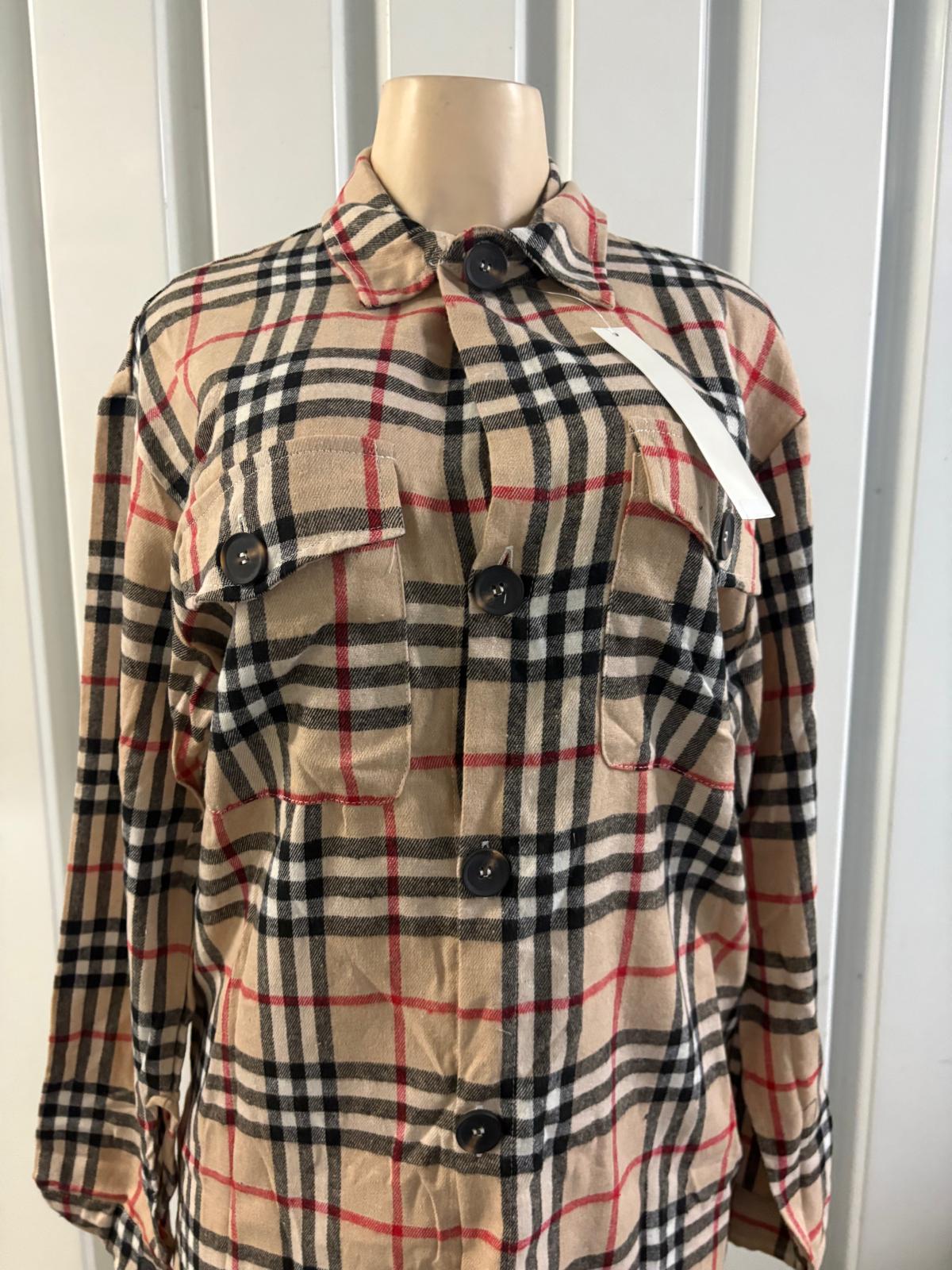 camisa beige con diseño a cuadros para mujer