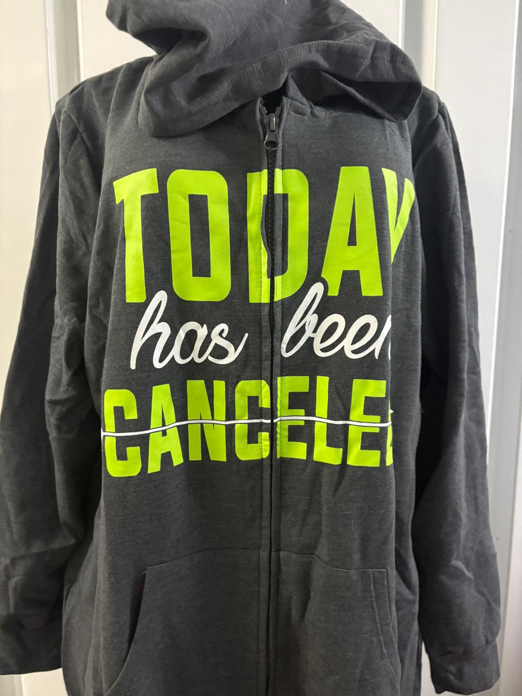 sueter negro de cierre abierto para mujer