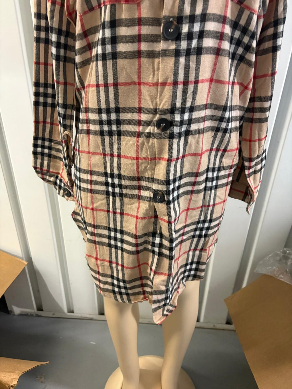 camisa beige con diseño a cuadros para mujer