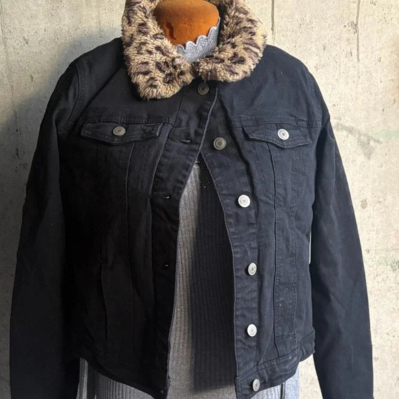 Stylish Black Jean Jacket with Faux Fur Collar